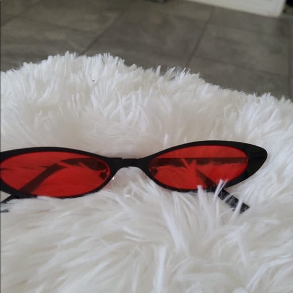 Cat in the Cat-Eye Sunglasses! Throw some shade i - Picture 4 of 7